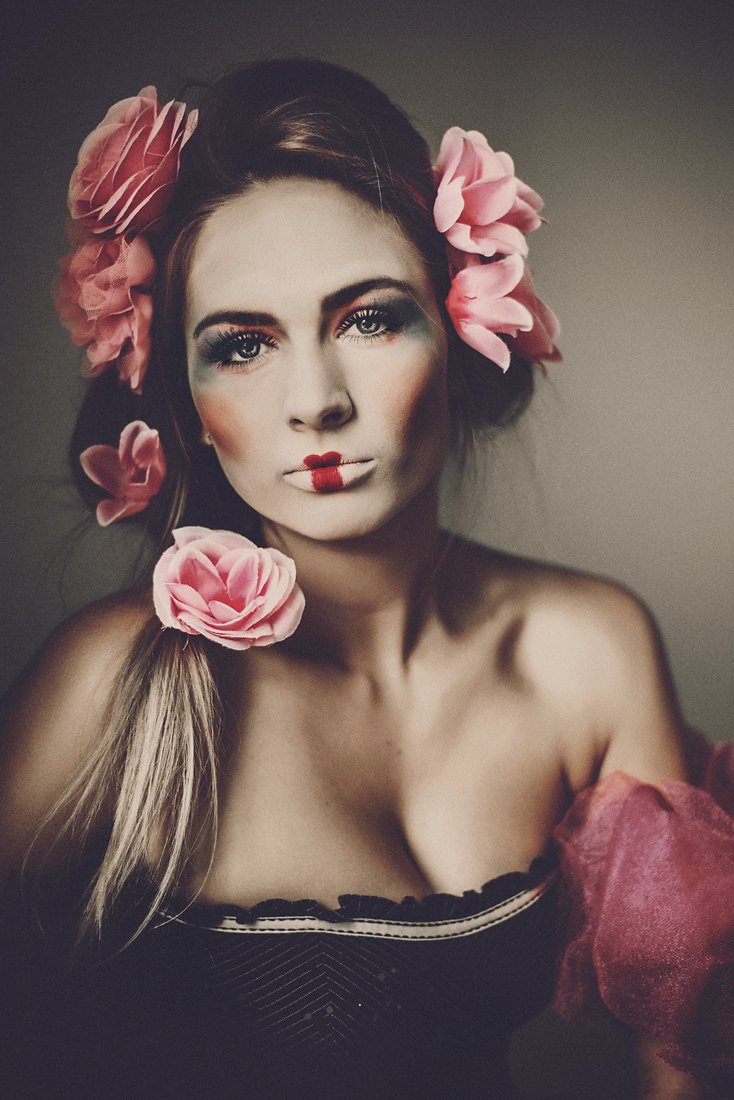 Fine artový portrét mladé dívky s růžemi ve vlasech - z projektu panenka