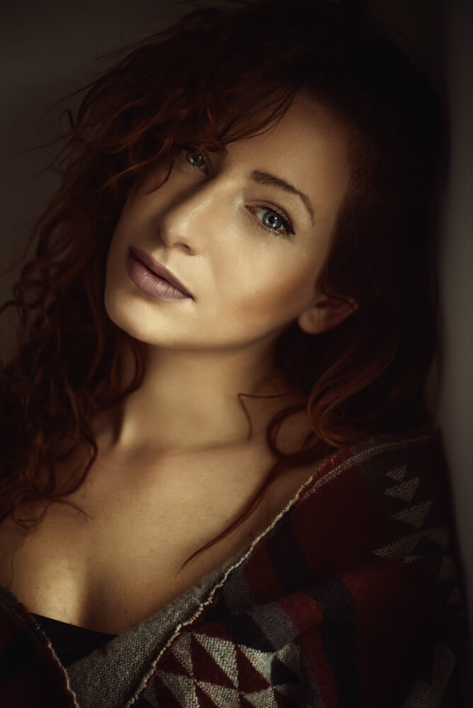 Detail tváře mladé ženy obklepené třešnovými květy